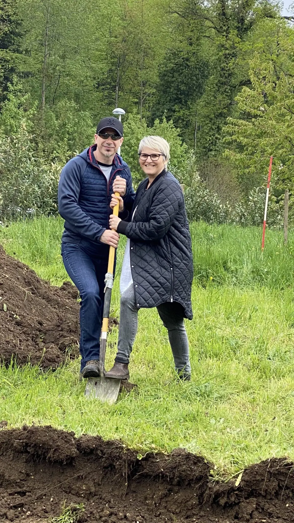 Spatenstich der Bauherren für den Erbau ihres individuell geplanten Schwedenhauses
