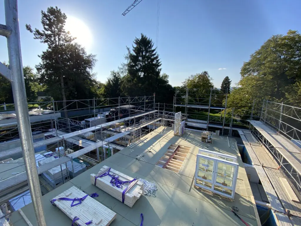 Erdgeschoss wurde errichtet und die Deckenelemente montiert. So Starten wir auf der Baustelle in das Obergeschoss