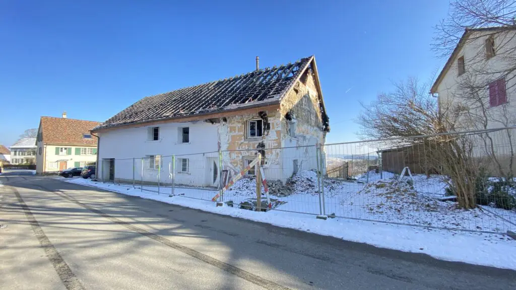 Abgebranntes Haus auf dem Grundstück in Opfertshofen vor dem Bau des neuen individuell geplanten Schwedenhauses