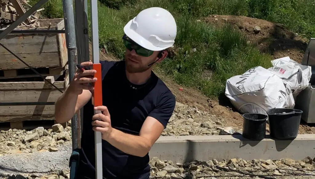Bauleiter bei der Abnahme der Hangsicherung und des Keller für das Schwedenhaus in Seelisberg