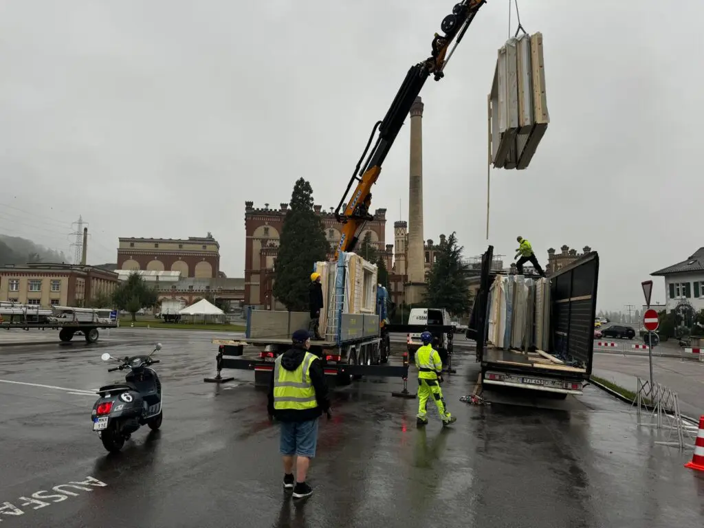 Umladen der Elemente des Schwedenhaus Bausatzes bei Feldschlösschen in Rheinfelden