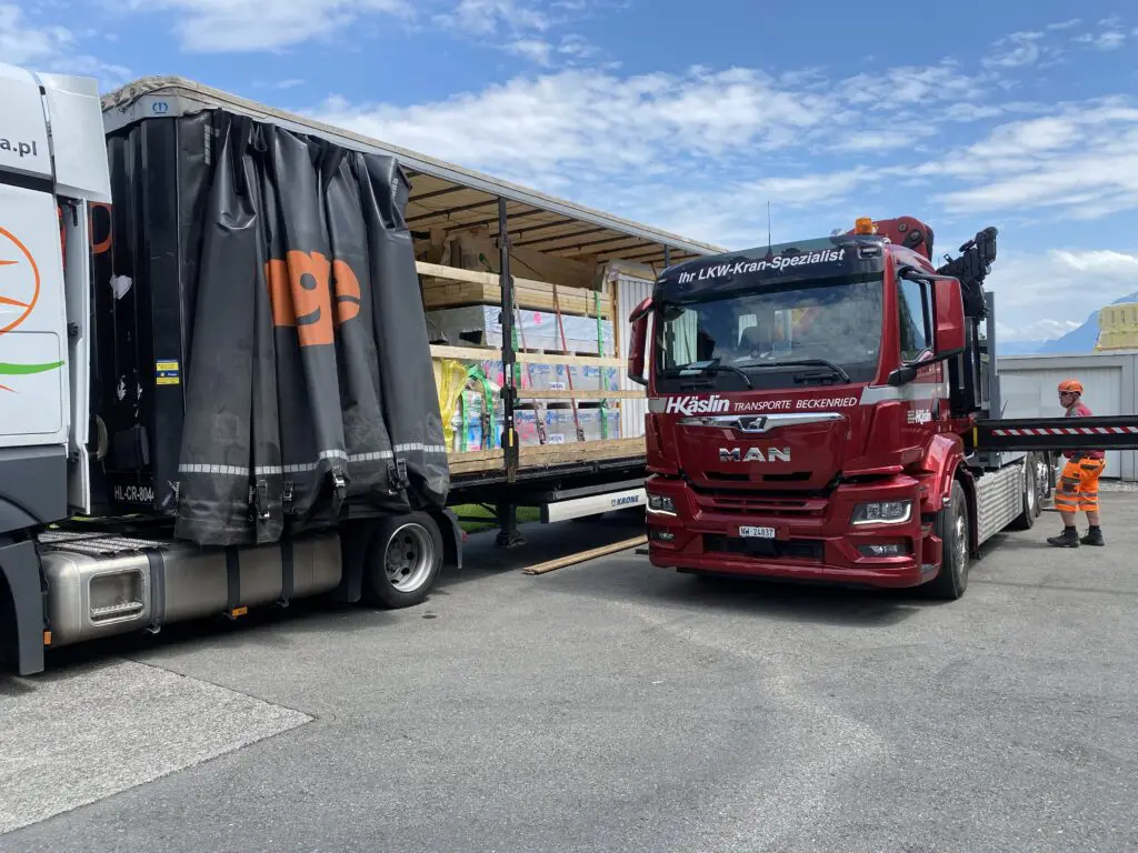 Anlieferung des Schwedenhauses aus Schweden nach Seelisberg