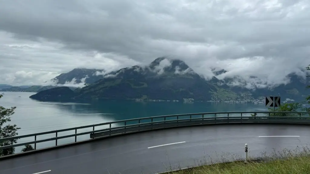 Atemberaubender Blick auf den Vierwaldstättersee von Seelisberg aus mit Bergpanorama und Wolken